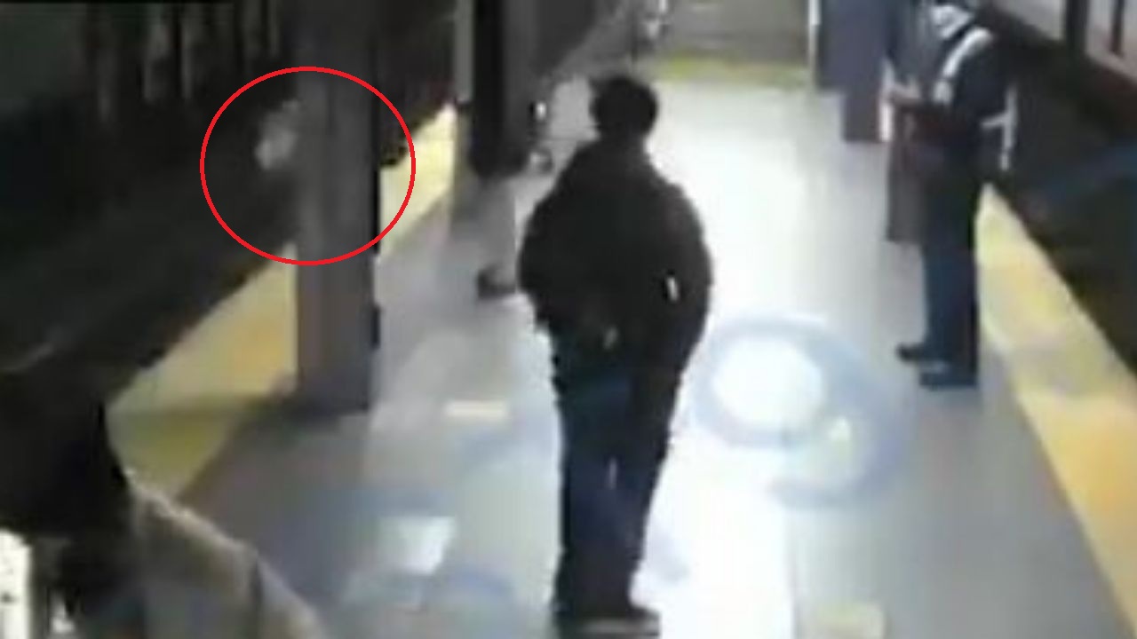 Video: Mujer se salva de milagro tras ser empujada a las vías segundos antes del arribo de un tren en Estados Unidos