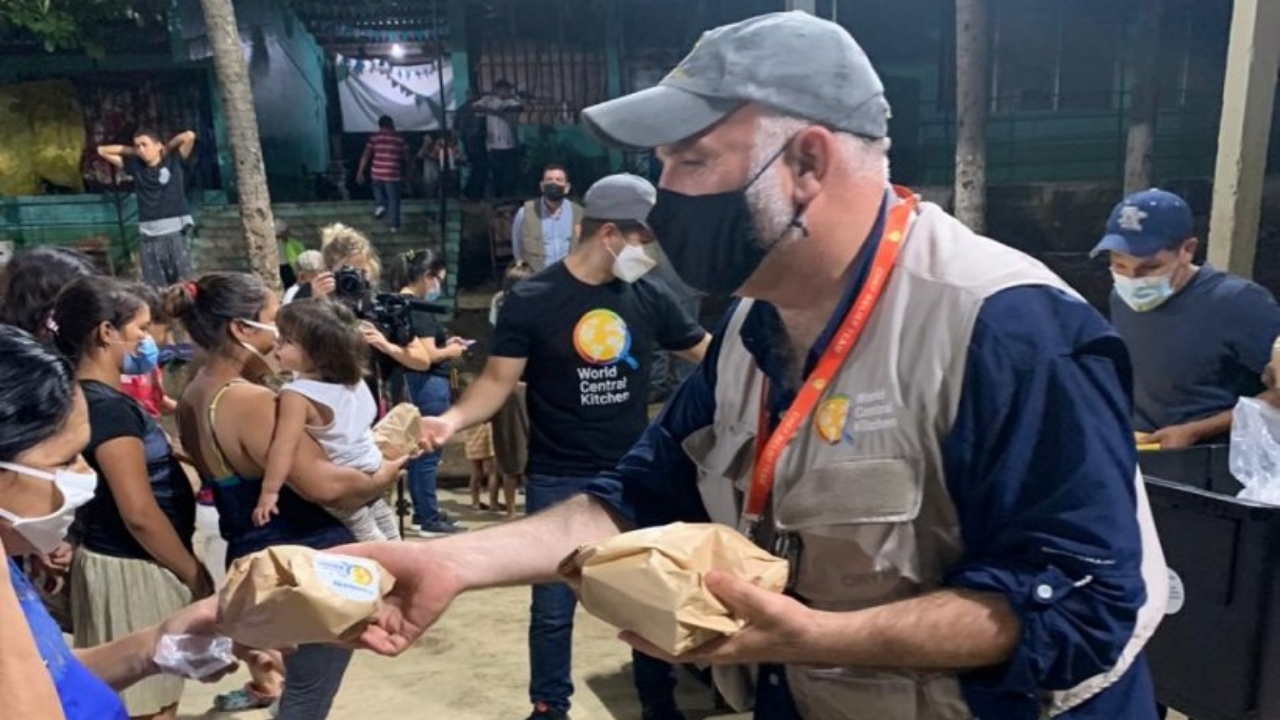 ´Yo no sé cómo manejan esta esperanza y esta sonrisa, dice famoso chef quien dona alimentos a hondureños tras paso de Eta e Iota
