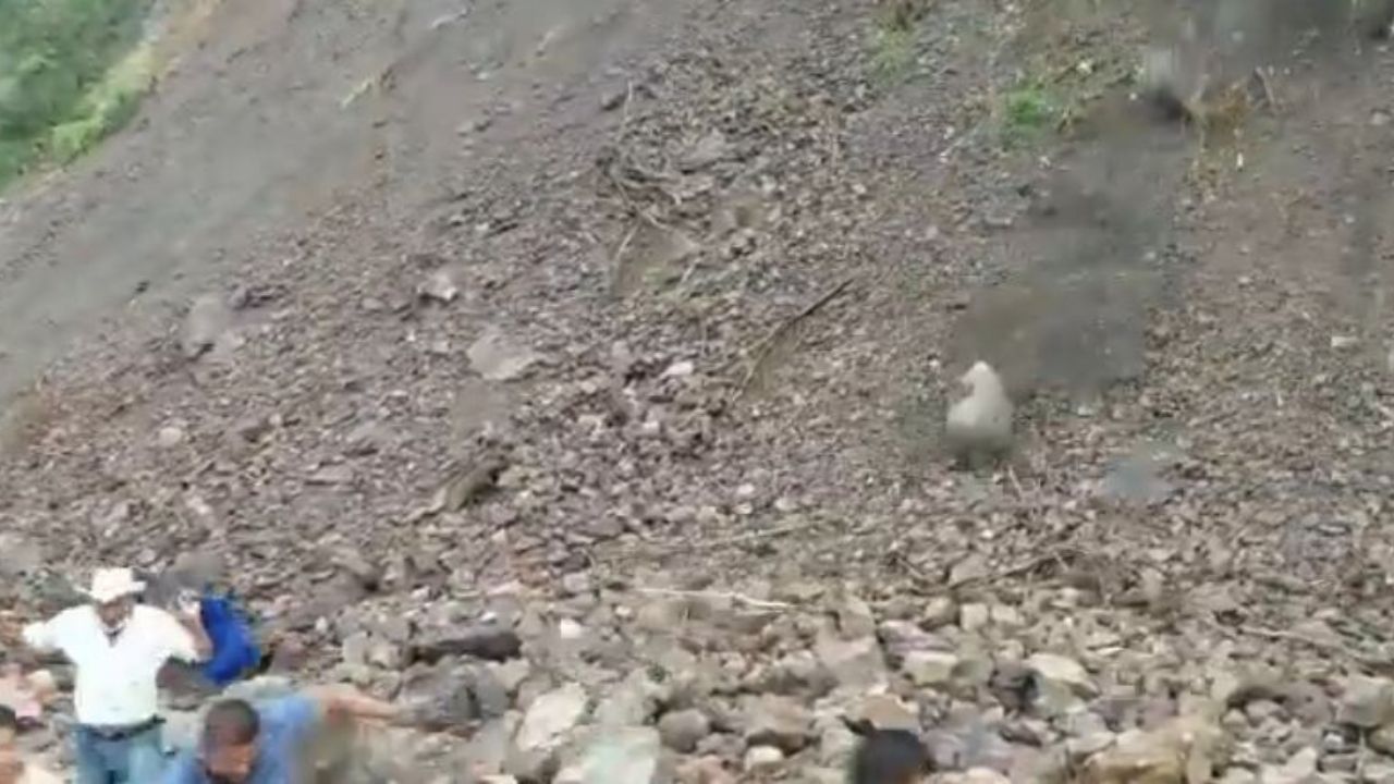 Hondureños se salvan de morir aplastados por rocas tras un derrumbe en la CA-4