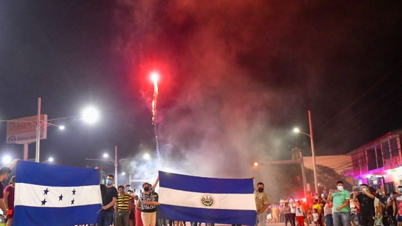 Con fuegos artificiales, así recibieron los hondureños la ayuda enviada por Bukele para damnificados Eta al país