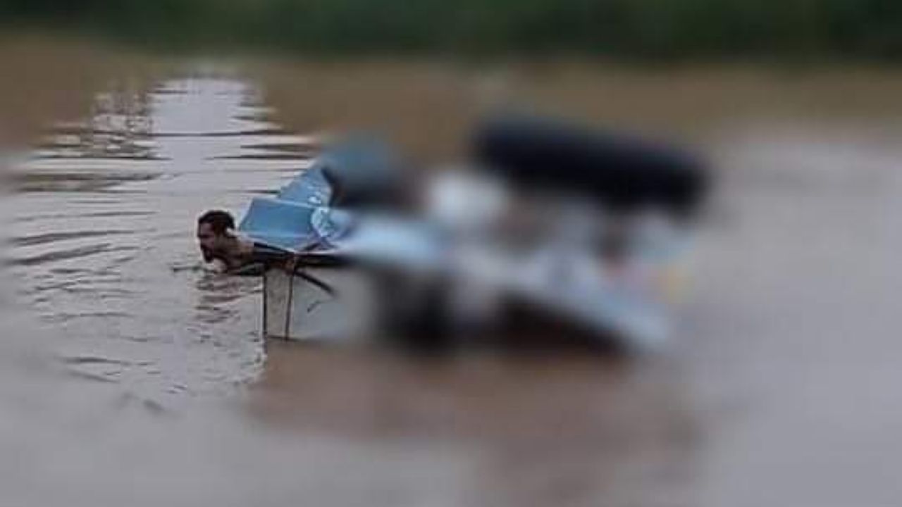 Hondureño construyó una balsa para trasladar a su madre muerta en medio de inundaciones en La Lima