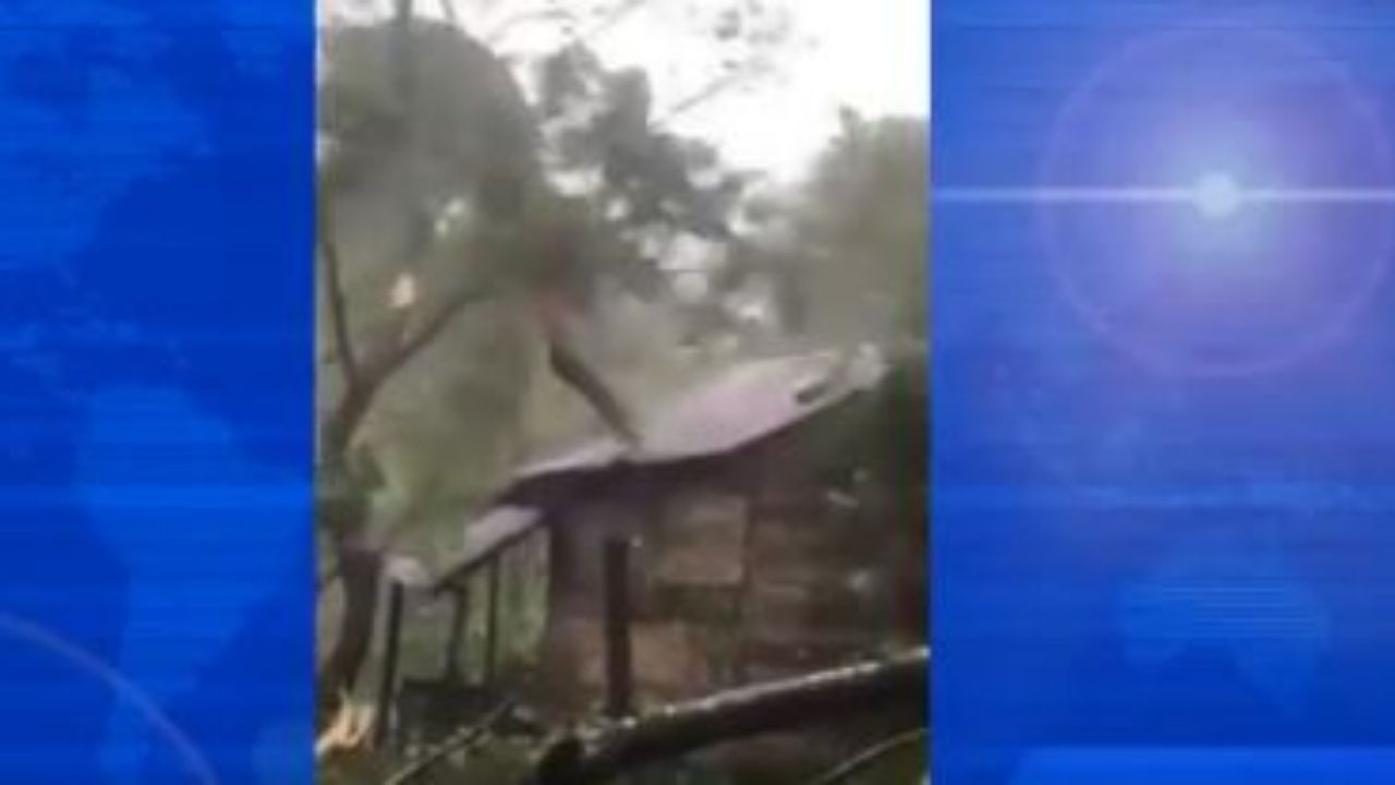 Hombre arriesgó su vida para que vientos de Eta no le llevaran el techo de su casa en Nicaragua