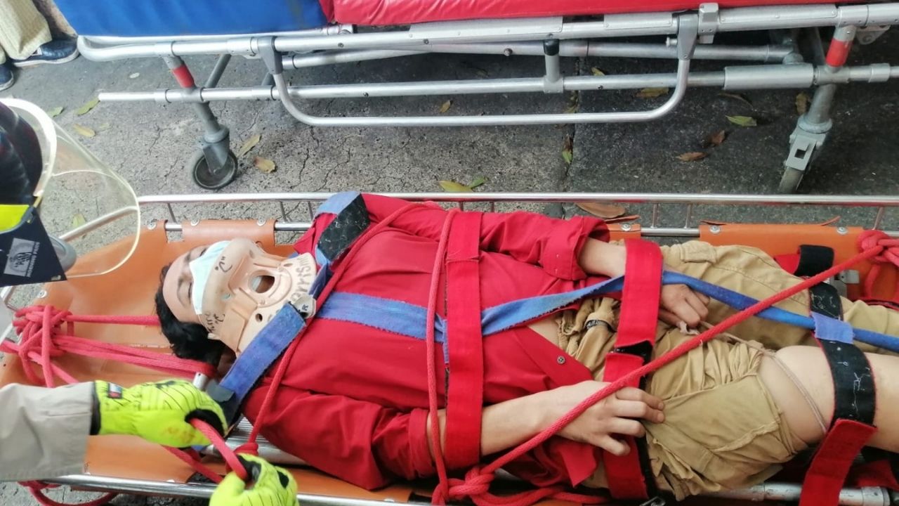 Hondureño cae de puente y es rescatado con vida por bomberos en la capital hondureña