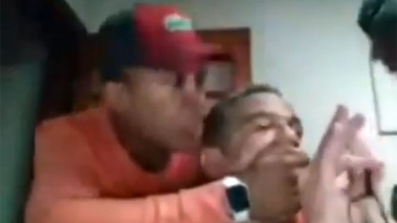 Maestro fue asaltado en su casa mientras impartía clases por Zoom, todo quedó en video