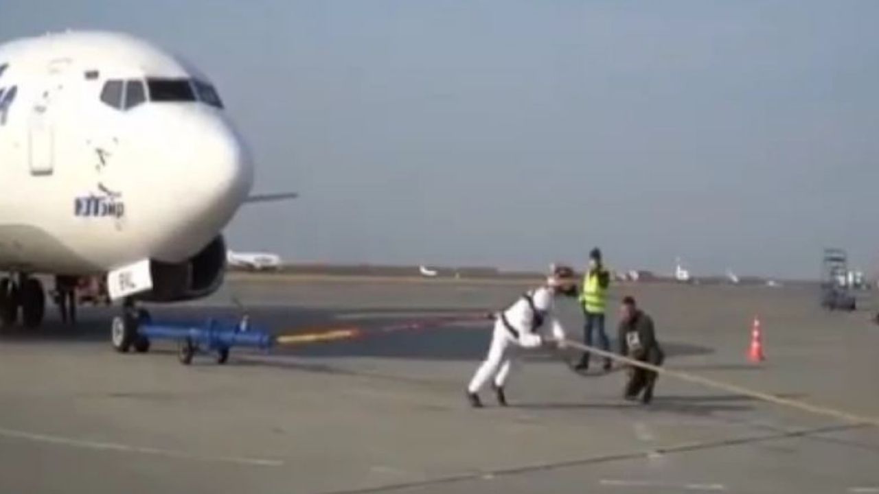 Video: El hombre más fuerte del mundo reveló lo que sintió tras mover un avión de 36 toneladas