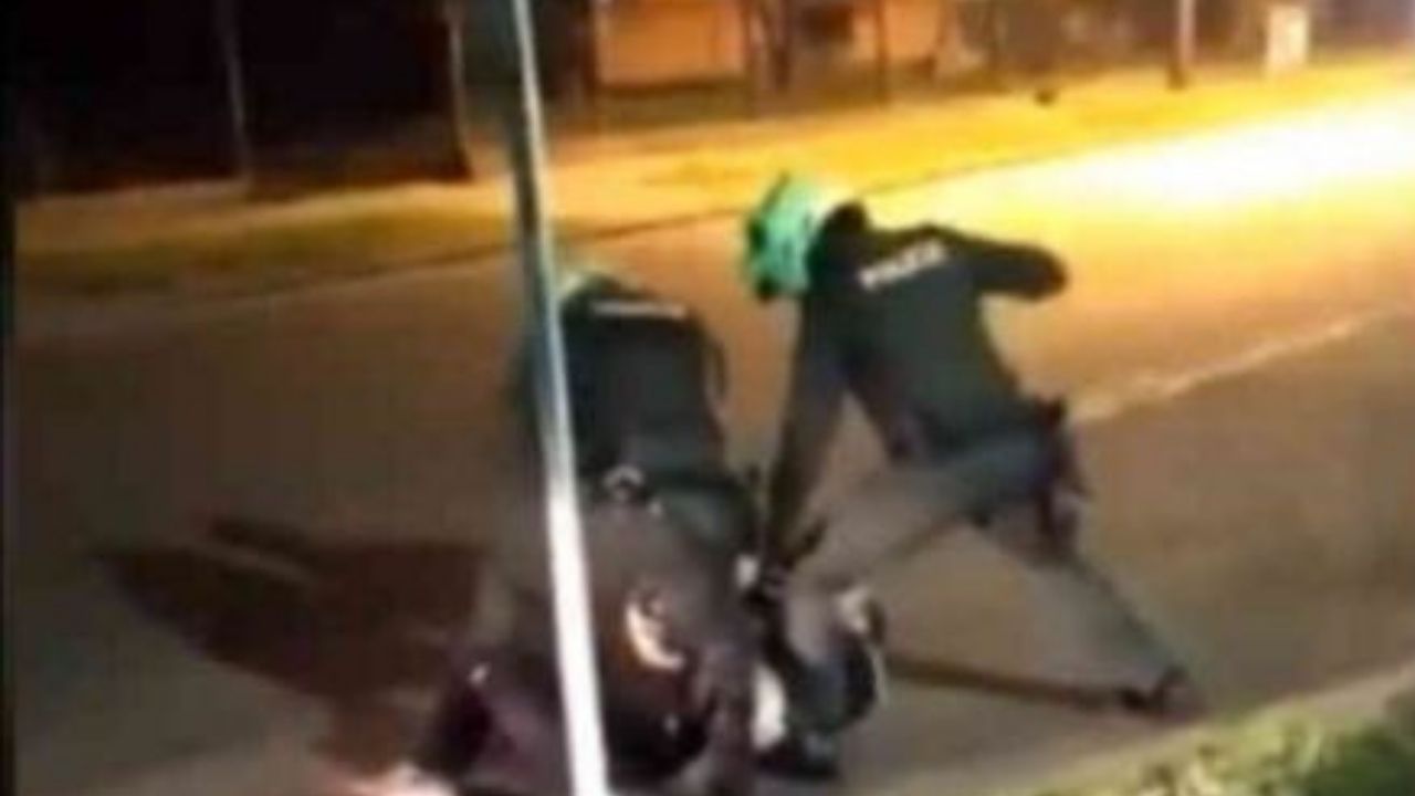 'Para coger a patadas y matarlos sí sirven', el polémico regaño de juez a un policía