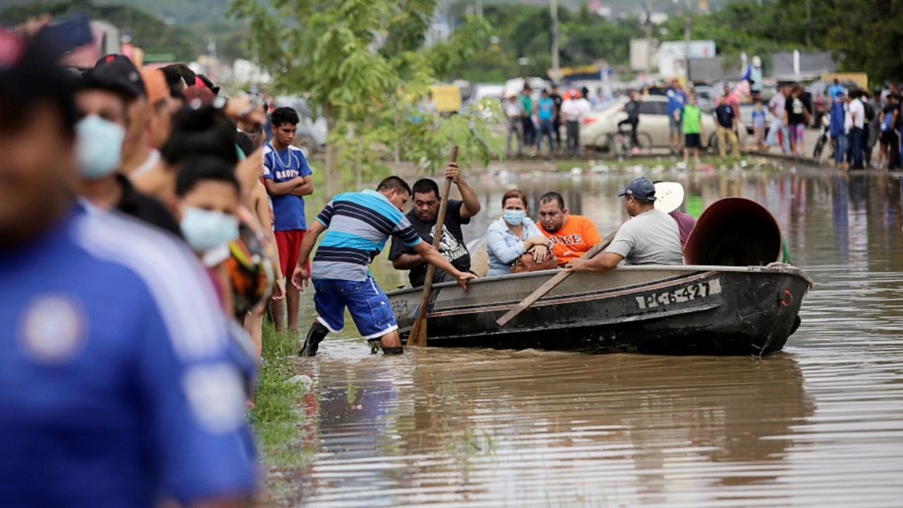Más de 120 cadáveres han sido rescatados en ríos y escombros tras el paso de Eta por Honduras