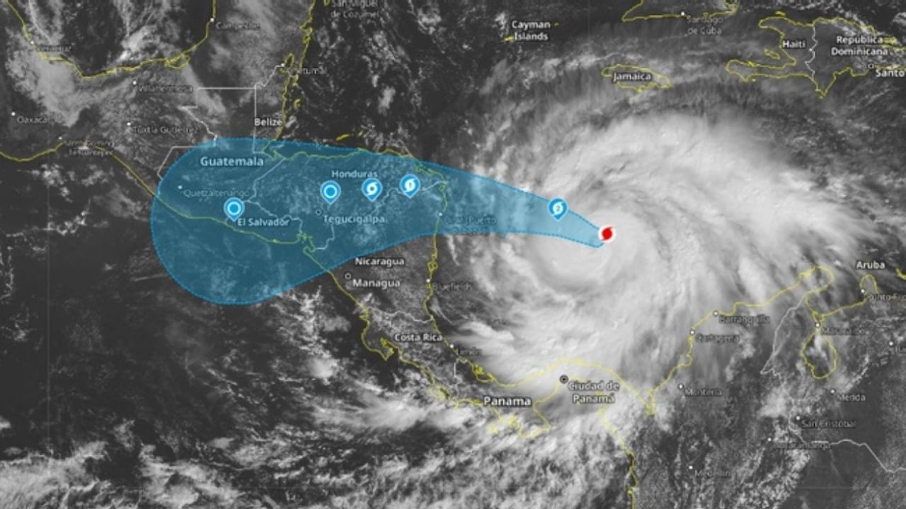 Iota ya está en Honduras como tormenta tropical causando torrenciales lluvias y ráfagas de vientos
