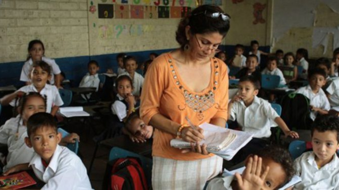 Denuncian cobros ilegales a más de 300 docentes por parte de colegios magisteriales