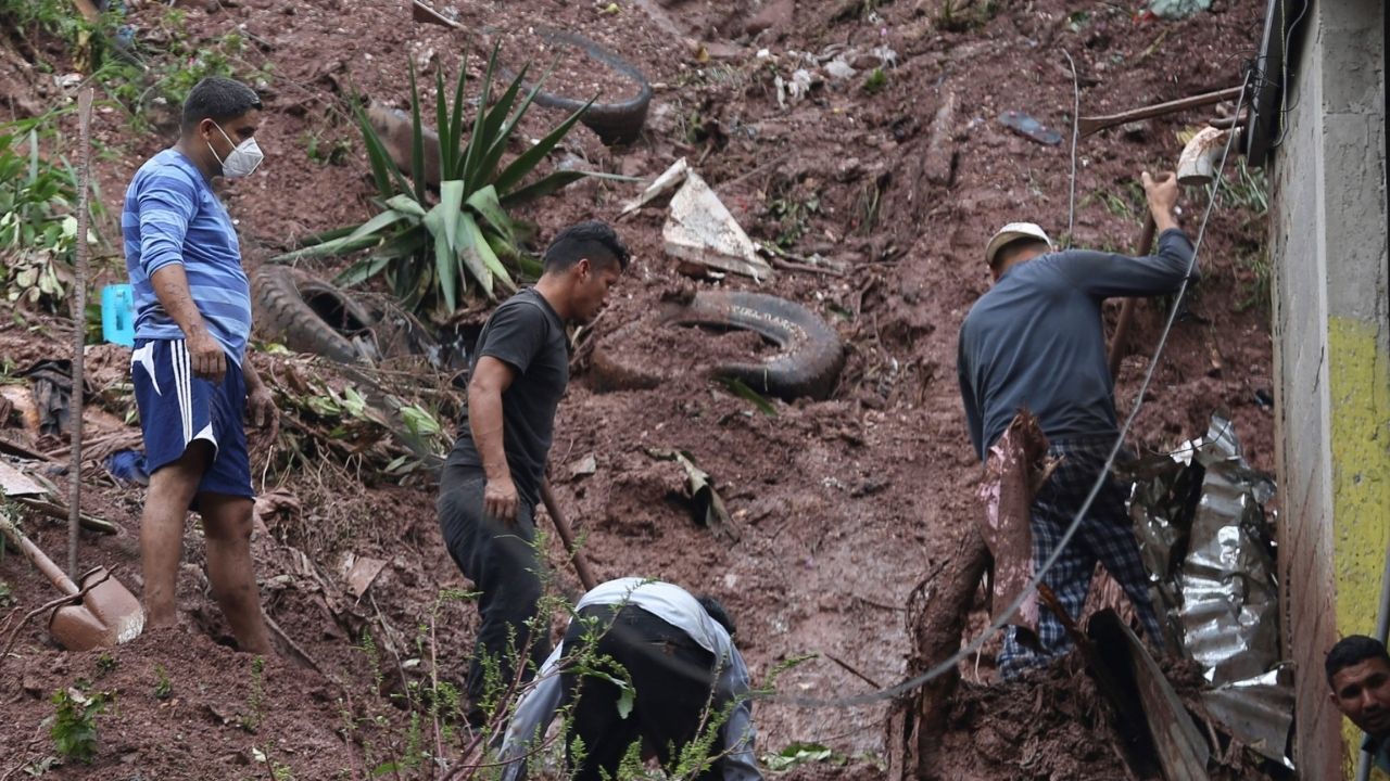 Por rescatar a su madre y a su perro mueren soterrados dos hermanos en Omoa