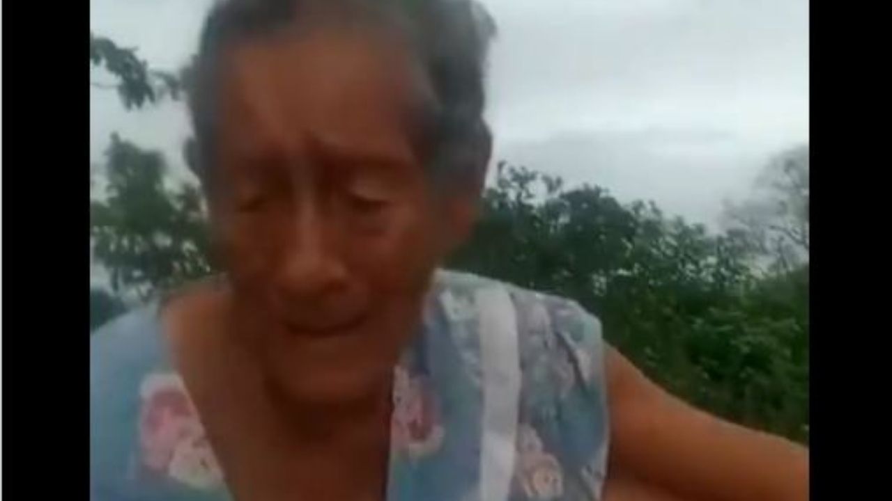 Así fue rescatada una pareja de ancianos atrapados en el techo de su vivienda en Choloma