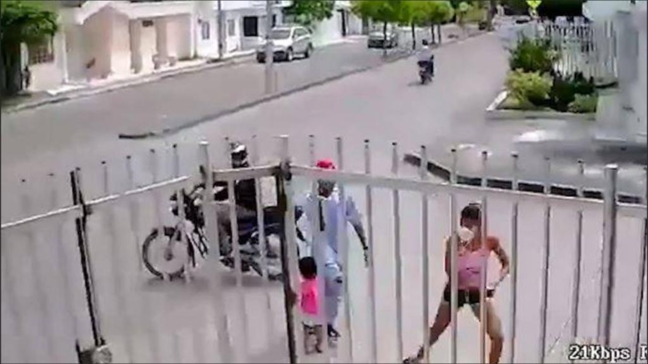 Mujer deja sola a su hija para correr tras hombres que le robaron el celular