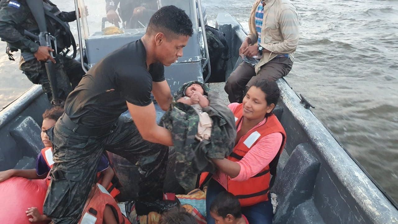 Rescatan a 10 personas que naufragaron, entre ellas 5 niños, en la Mosquitia hondureña