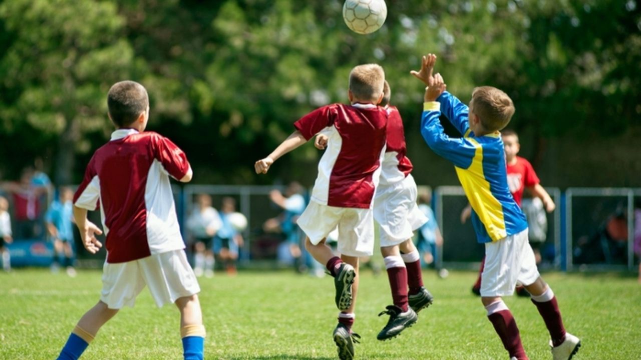 Acusan a entrenador de fútbol de hacerse pasar por chicas para pedir fotos y vídeos sexuales a niños en Inglaterra