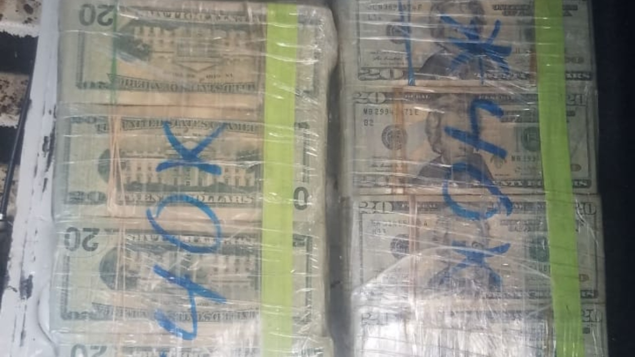Detienen a hombre en posesión de 5 paquetes de dólares y 3 kilos de supuesta cocaína en el Distrito Central, Honduras