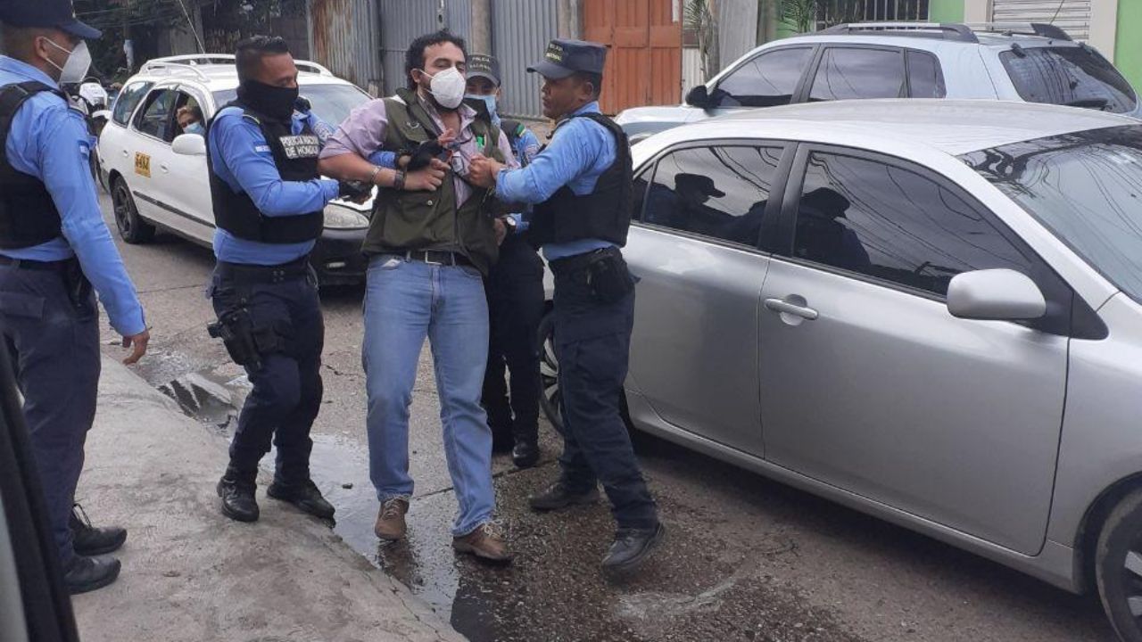 Periodista hondureño es detenido por presuntamente grabar arresto de su colega en Tegucigalpa