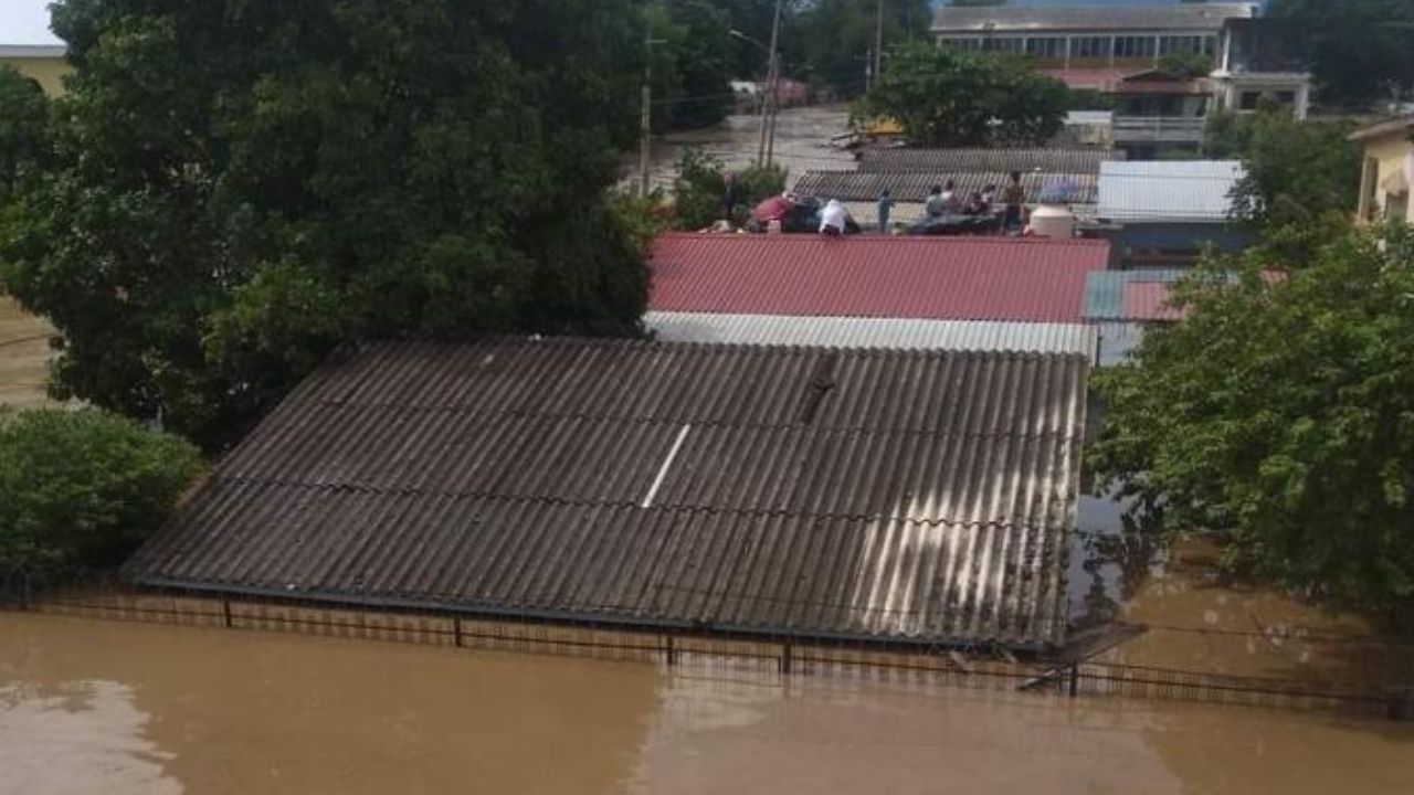 ´Vengan a rescatarnos, estamos con siete niños´: Clama hondureña que está en el techo de su casa debido a las inundaciones por Eta