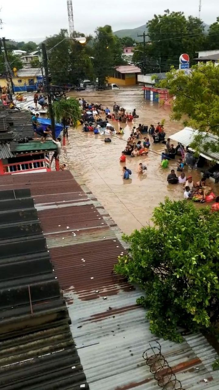 Familias atrapadas en el techo de sus casas en Cortés envían un desesperante llamado de auxilio
