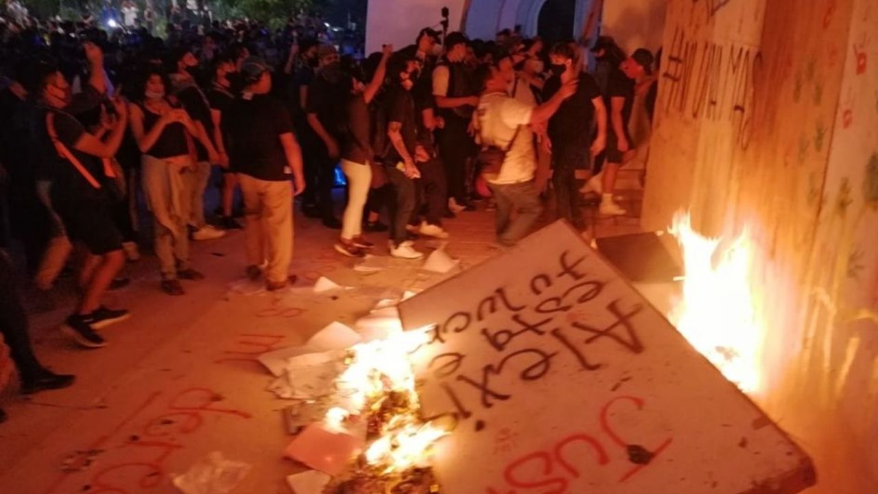 A balazos, policías de México dispersan manifestación feminista, mientras la ONU condena la represión