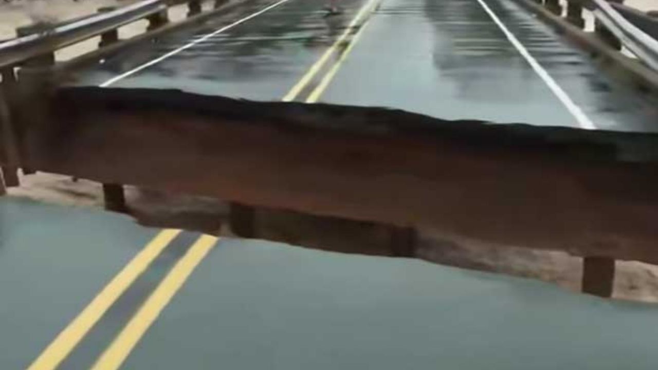 Puente colapsa cuando una reportera se encontraba a pocos metros realizando una transmisión en Estados Unidos, mira el video