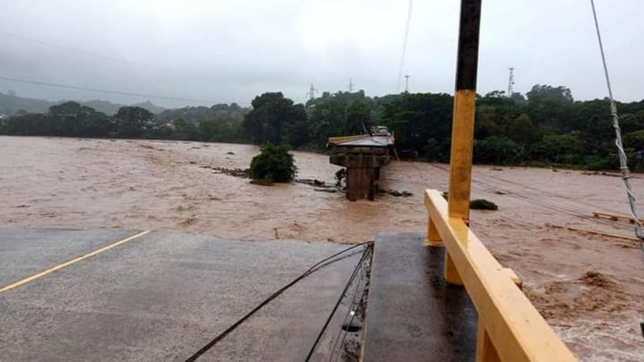 Río Cangrejal se desborda y parte del puente Saopín cede ante inminente paso de Eta por Honduras