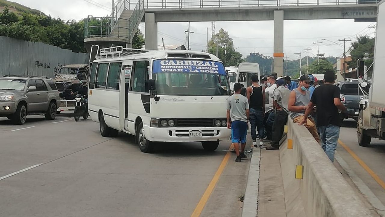 Sicarios en moto atentan contra conductor de rapidito en la capital hondureña