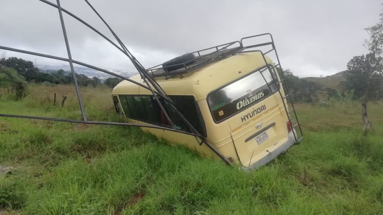 Matan a conductor de "rapidito" en El Tizatillo; el autobús, con pasajeros dentro, se salió de la carretera