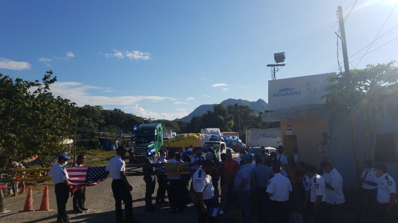 Autoridades le niegan ingreso a rastras salvadoreñas con ayuda humanitaria, según denuncia grabada en video