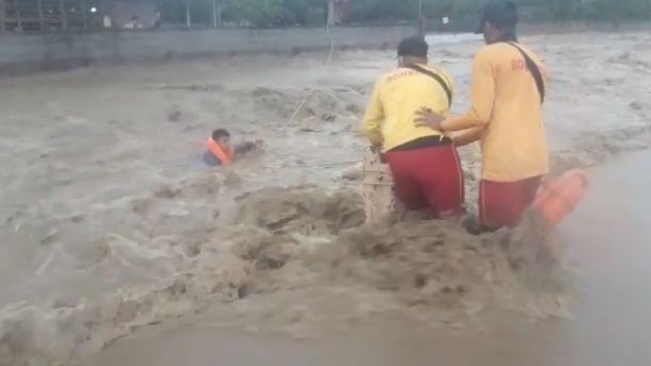 Rescatan a tres hondureños a punto de ahogarse en el río Lean en Tela, Atlántida