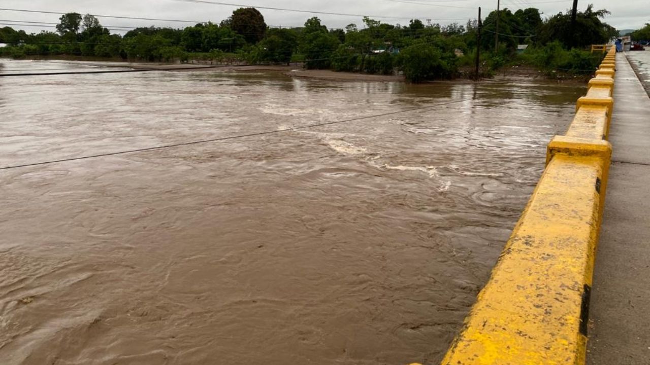 Dos metros ha aumentado el caudal del río Chamelecón ante constantes lluvias en Honduras