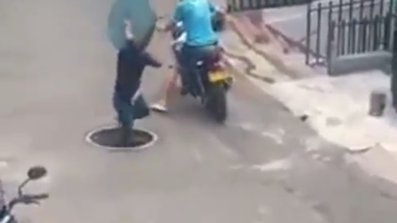 Hombre intenta robar tapa de alcantarilla pero pasa algo terrible y queda grabado