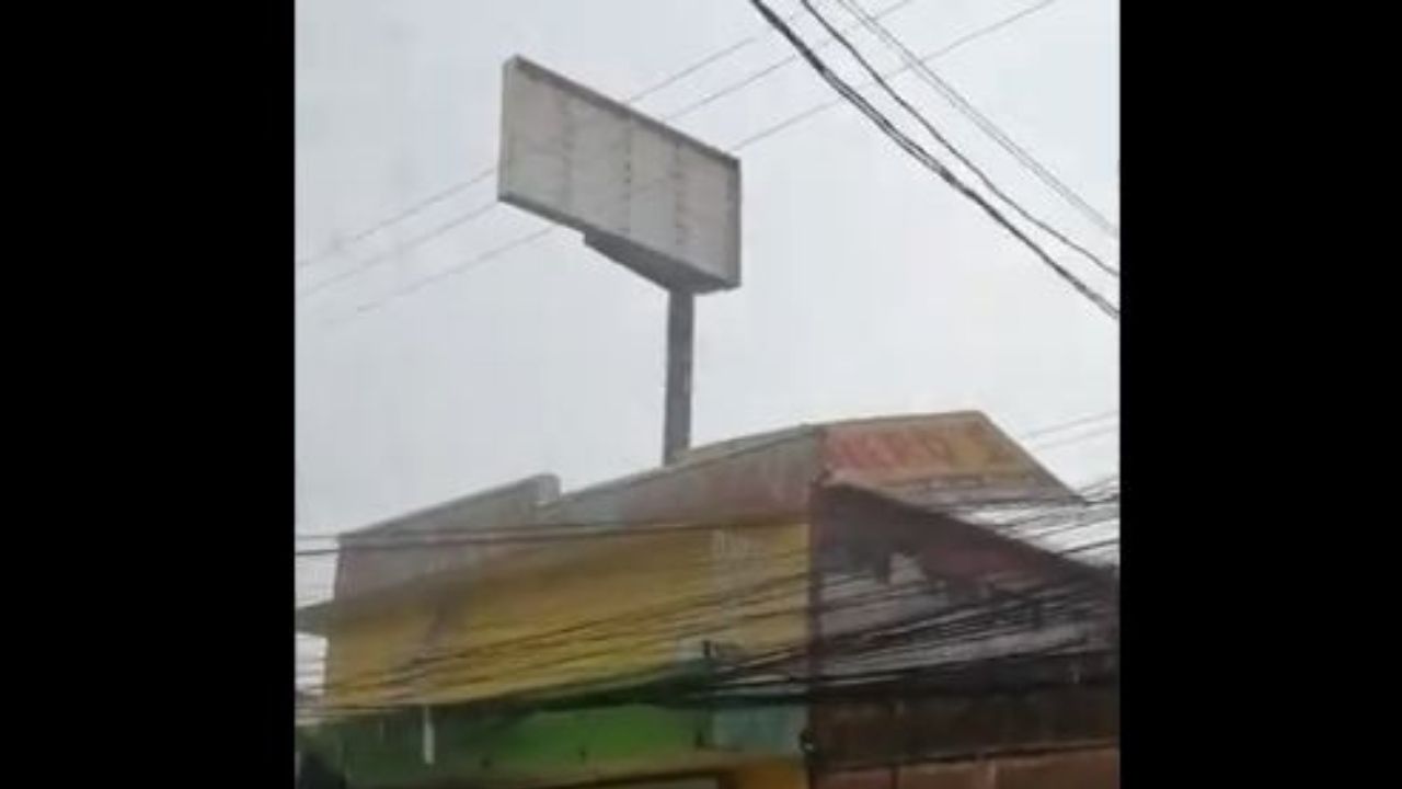 Video muestra cómo un hondureña se salva de morir tras desprenderse rótulo e impactar con alambre eléctrico