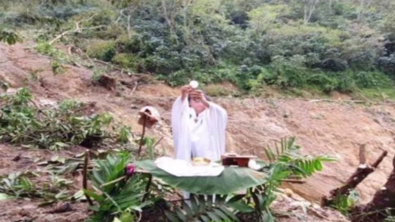 Sacerdote de la aldea Reina, Santa Bárbara oficializa misa en altar de hojas tras deslave que destruyó la comunidad