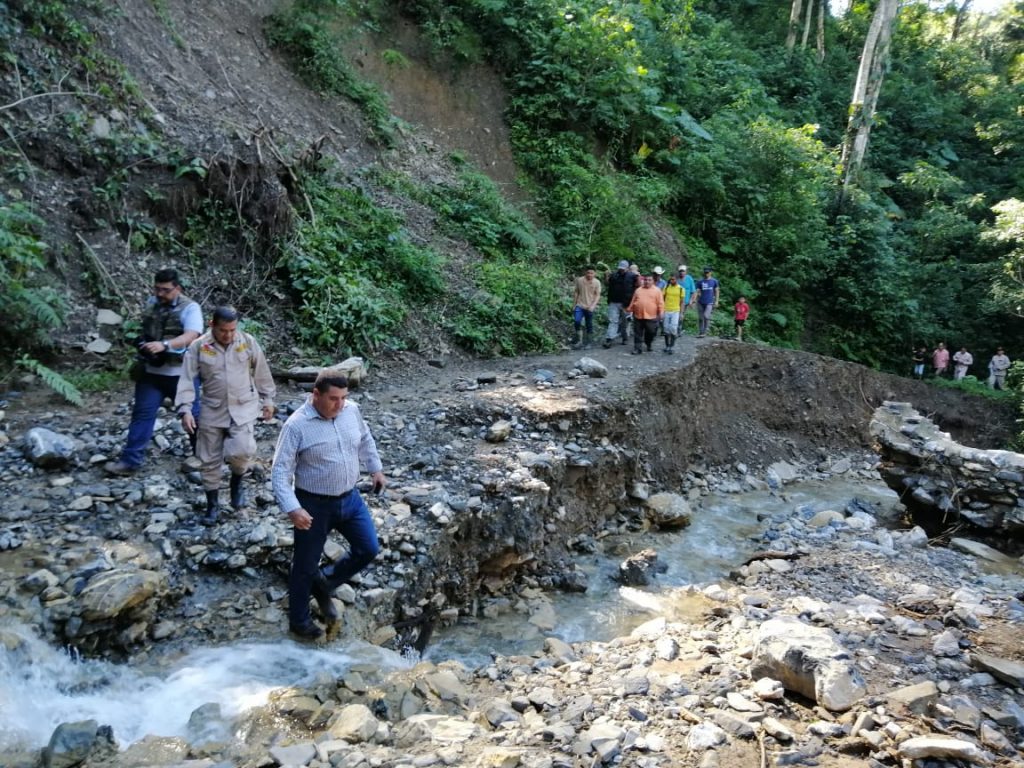 Calles destruidas en comunidades de Macuelizo en Santa Bárbara