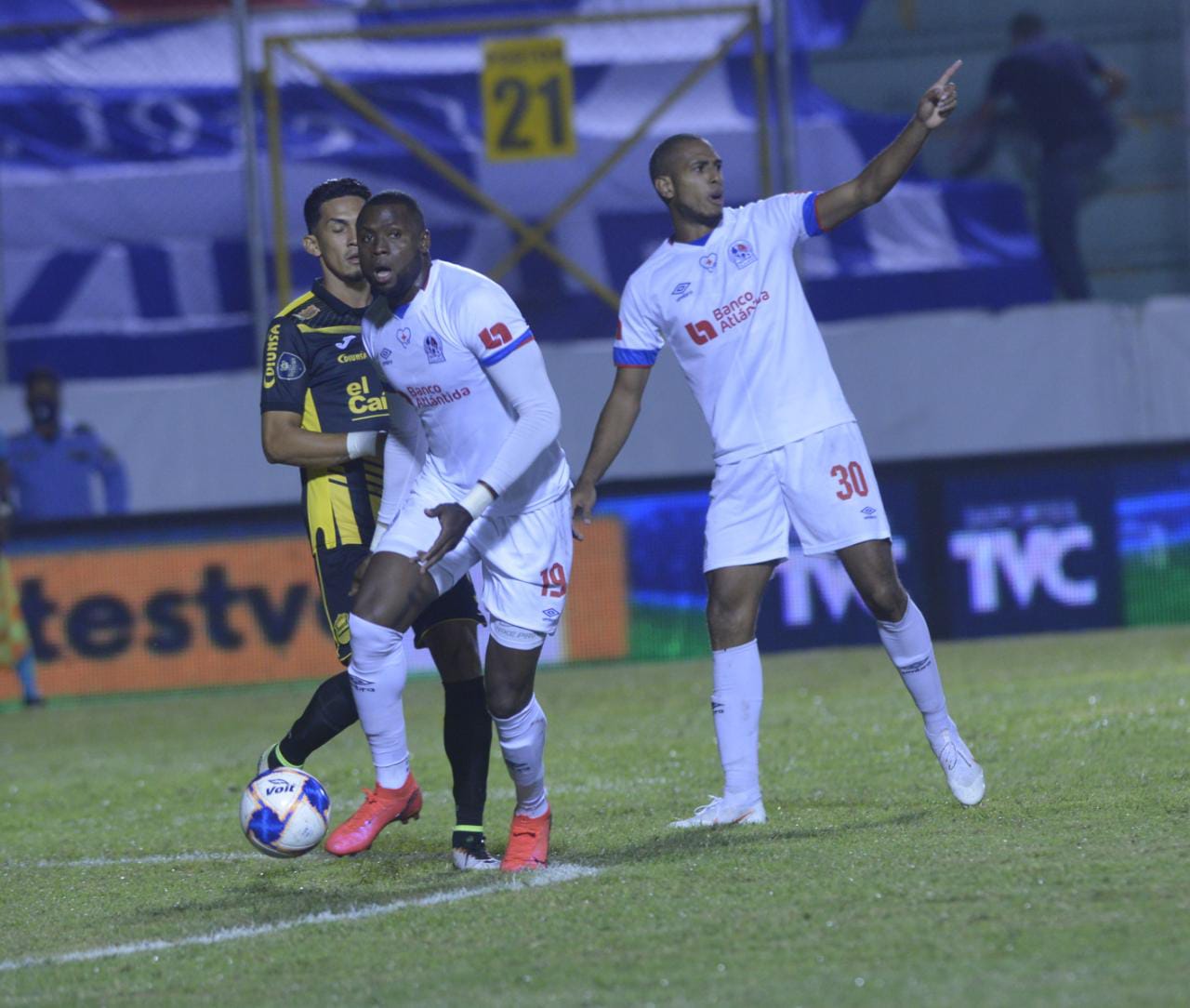 Olimpia es líder del fútbol hondureño al ganarle 1-0 al Real España in extremis