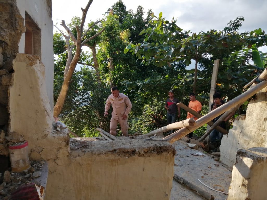 Se observa una de las casas del sector de Macuelizo destruida