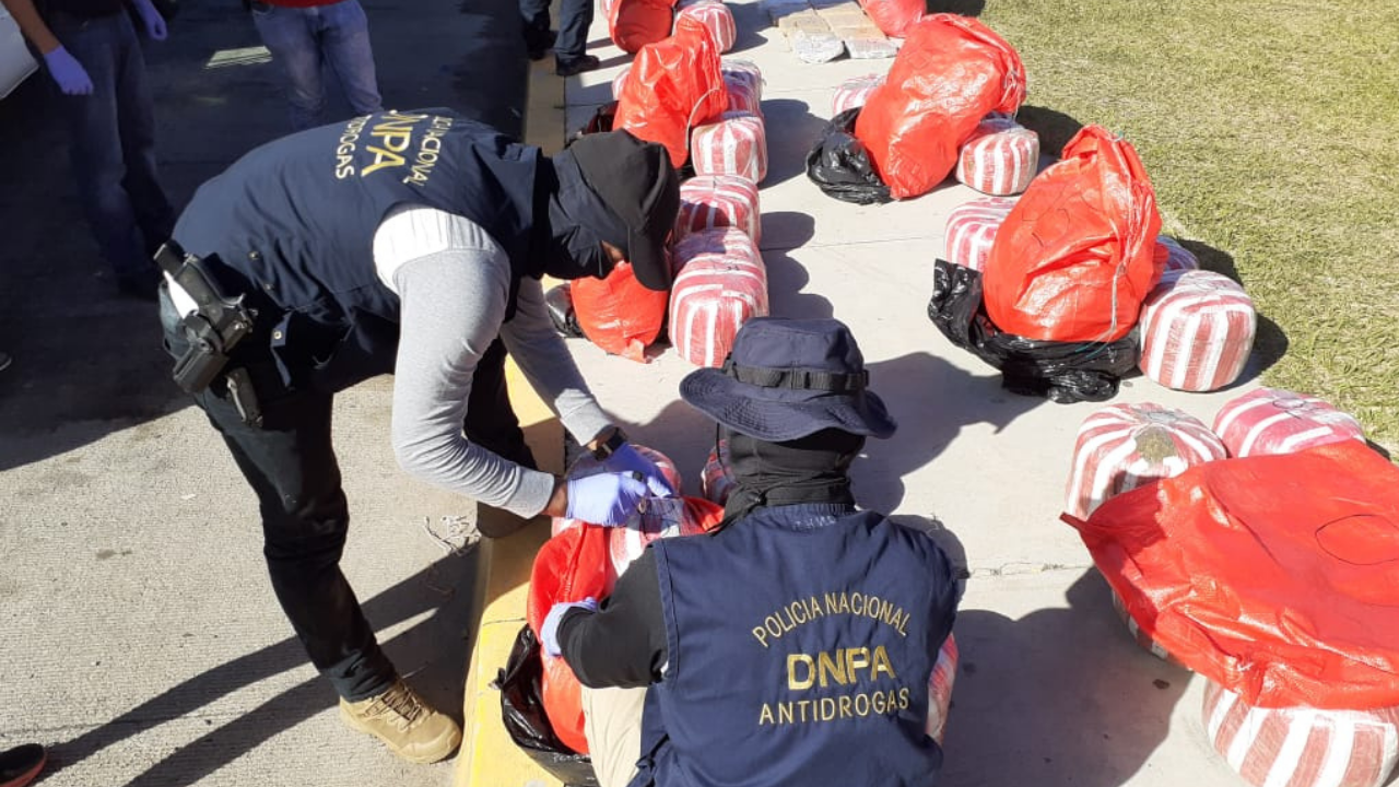 Imagen de Capturan a supuestos miembros de la MS-13 que transportaban  marihuana en un 'rapidito' en la capital