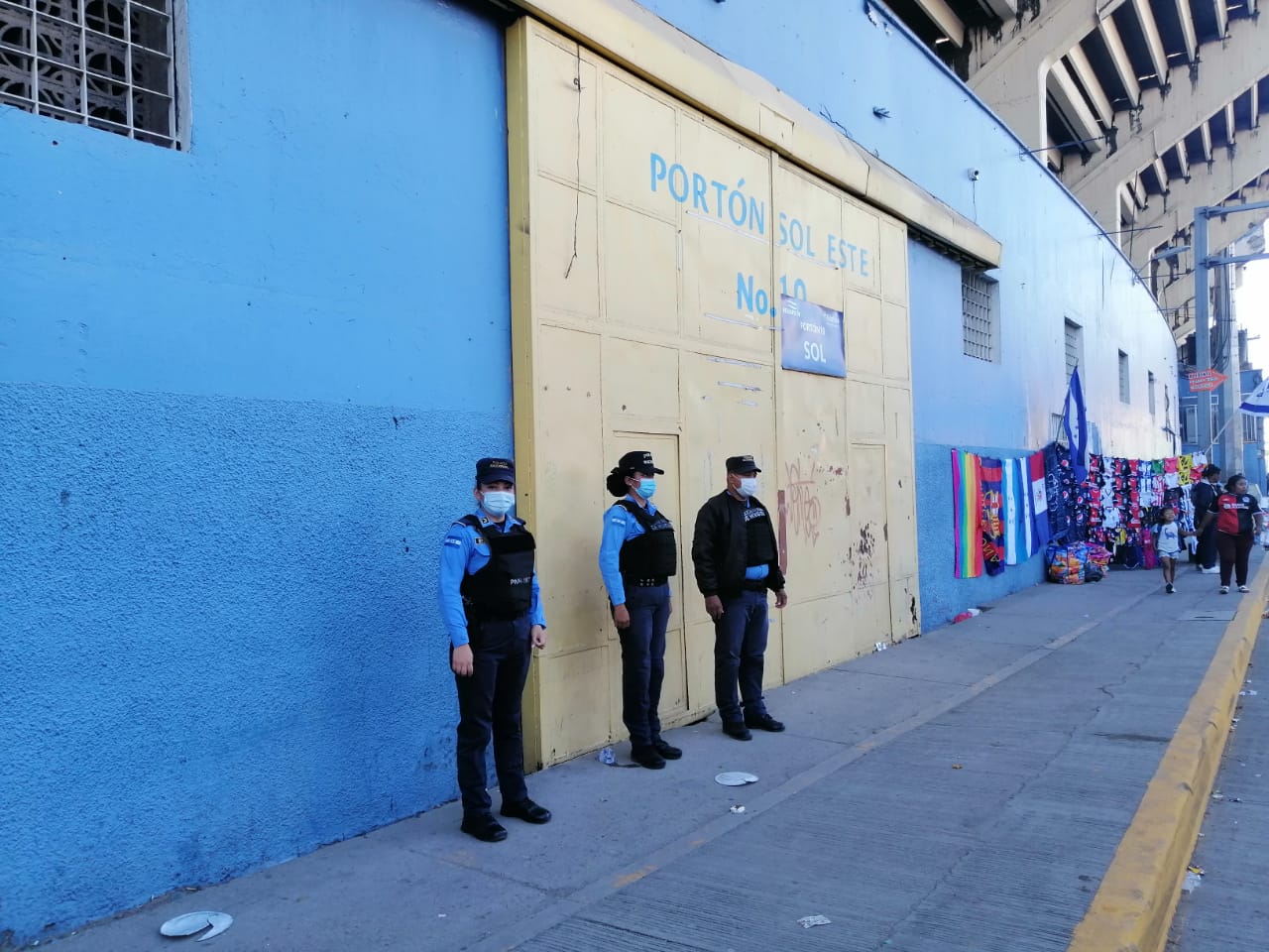 Policía aplica medidas para evitar contagios covid en duelo del Olimpia vs Marathón