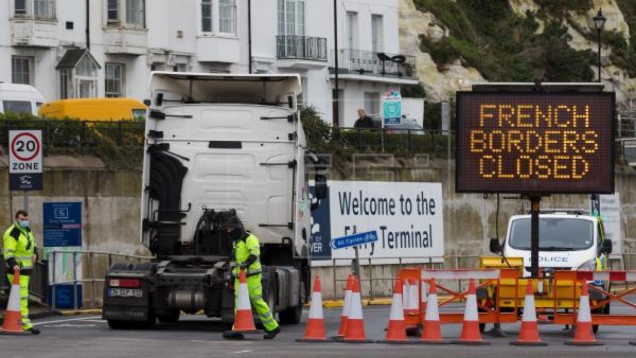 Francia reabre las fronteras con Reino Unido pero exige test anticovid