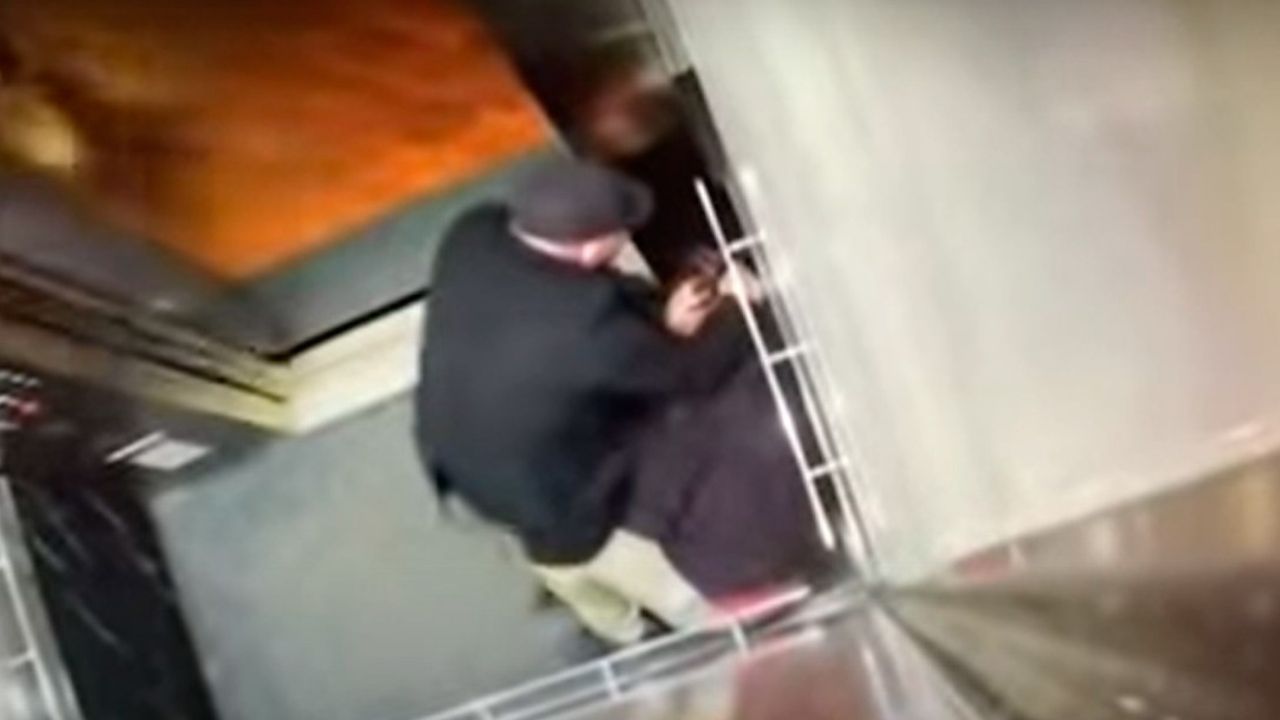 Abuelito agarró a puñetazos y jaló del pelo a joven que intentó quitar su mascarilla y le tosió, mira el vídeo