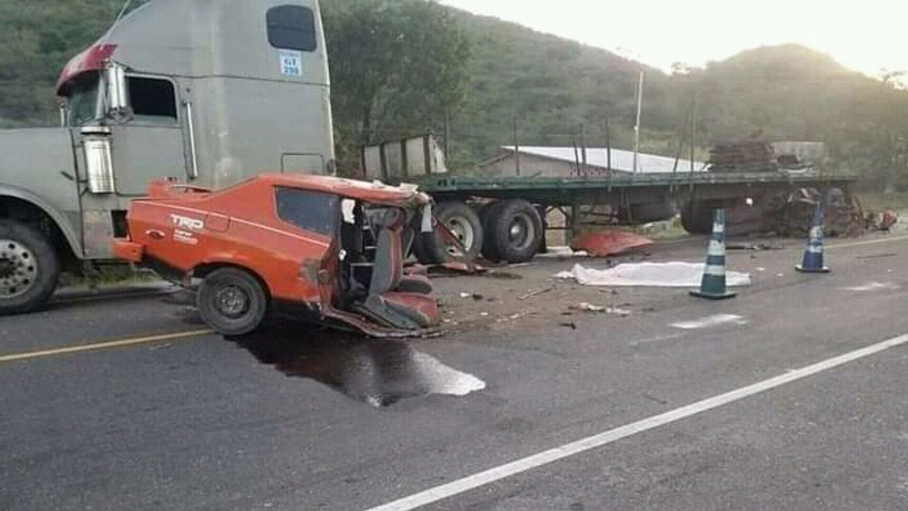 Un muerto deja accidente donde un vehículo se partió en dos tras impactar contra rastra en la zona sur de Honduras