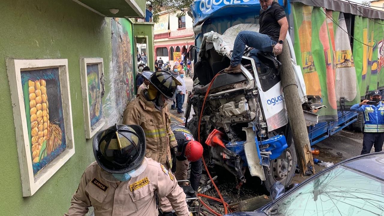 Dos hombres se salvan de morir luego que camión repartidor de refrescos impactara en un muro en Santa Rosa de Copán