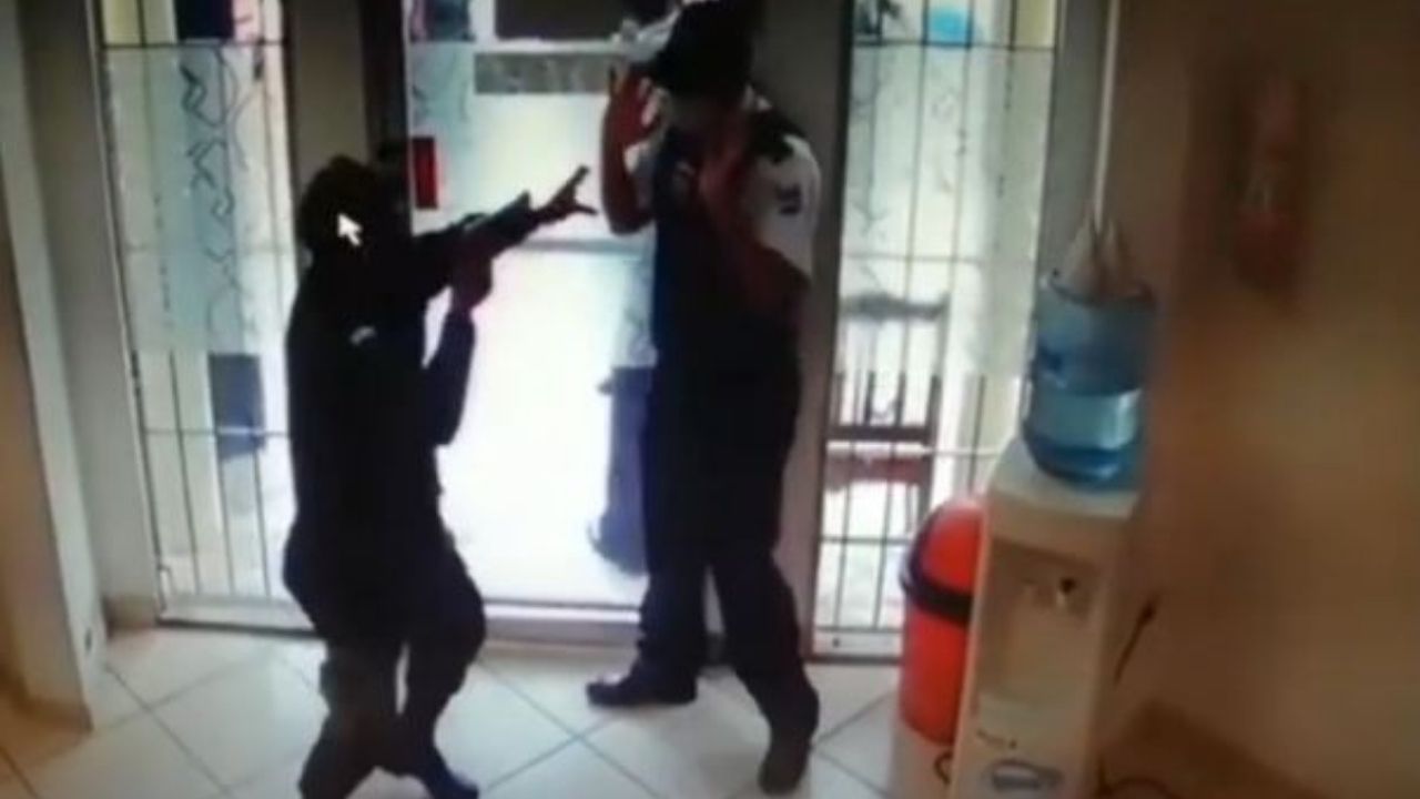 ¡Como de película! Varios hombres vestidos de militares asaltan agencia bancaria en Olanchito, Yoro
