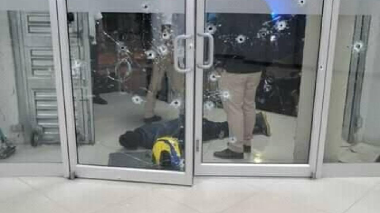 Imagen de Un supuesto asaltante muerto y tres heridos en robo frustrado en agencia bancaria en Yoro