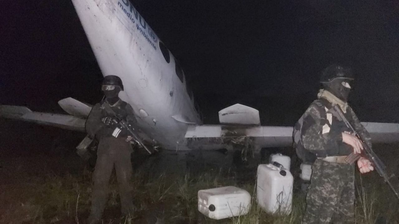 Texto bíblico Nuevo Testamento, teléfonos satelitales y droga se encontró en la narcoavioneta en La Mosquitia, mire las imágenes