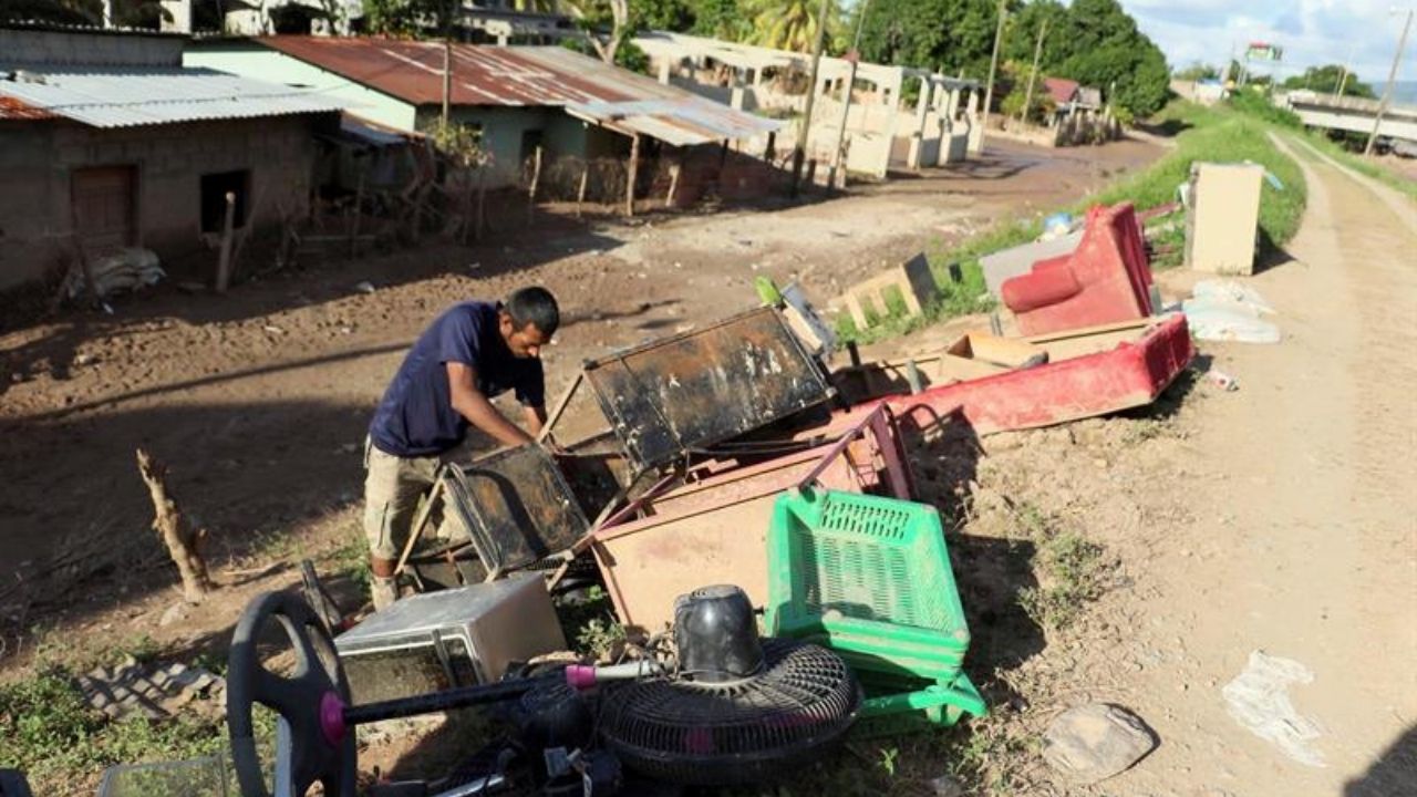 Damnificados hondureños hundidos en el lodo, a orillas del Ulúa, claman ayuda
