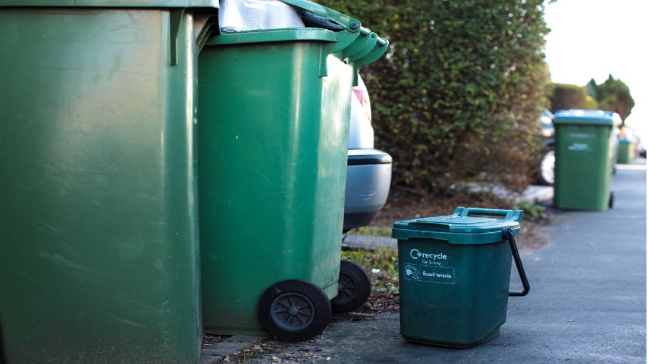 Mujer esconde en un bote de basura el cuerpo de su compañero para seguir cobrando el seguro
