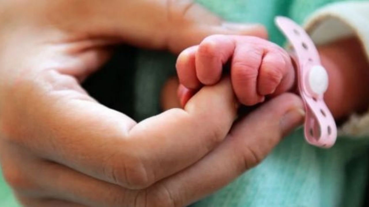 Bebé rompe récord al nacer 27 años después de ser concebida