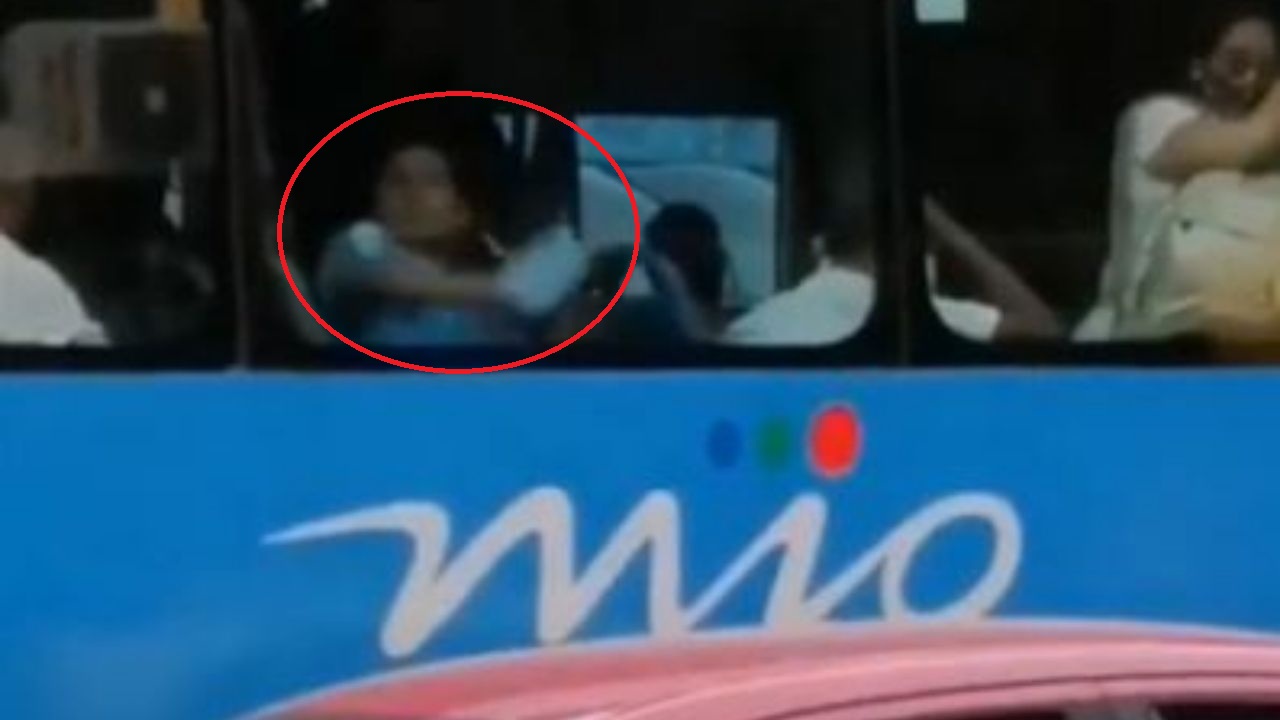 Video: Hombre en Cali limpió la ventana de un autobús con su mascarilla y luego la usó como si nada