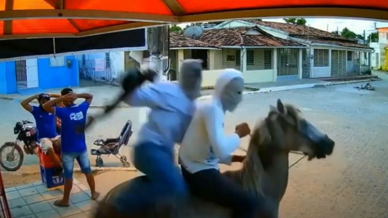 ¡Estilo ninjas! Dos hombres montados a caballo asaltan un negocio en Brasil